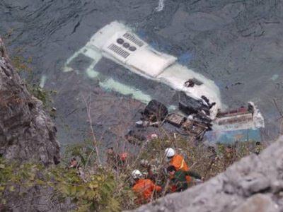 Xe tải, xe buýt lao xuống vực, ít nhất 40 người chết