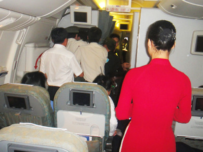 HLV tuyển Taekwondo bị áp giải xuống máy bay