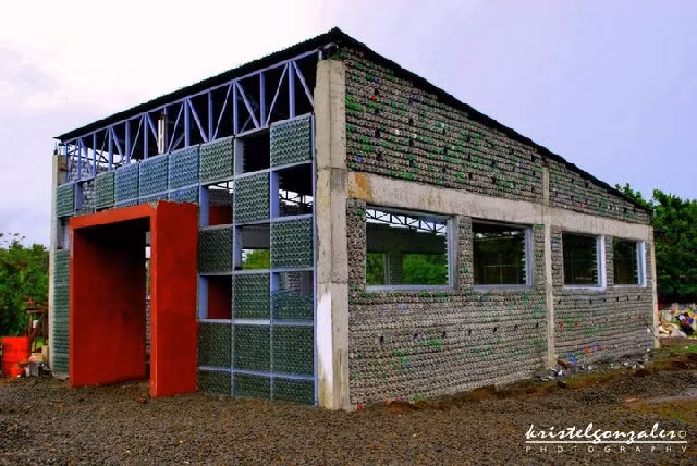 Xây trường học bằng chai nhựa
