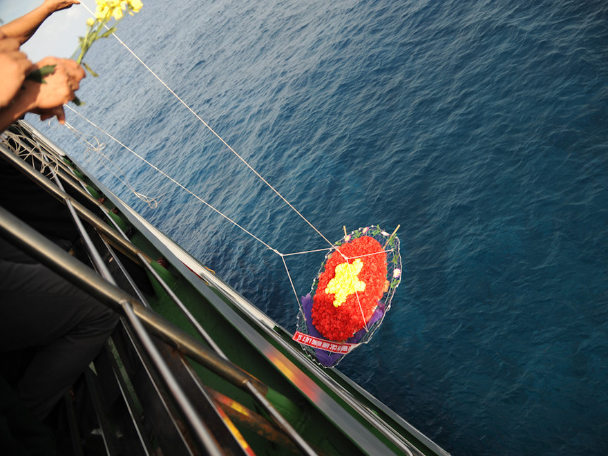 Dâng hương tưởng niệm chiến sĩ nhà giàn DK