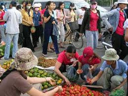 Bó tay với chợ tự phát?