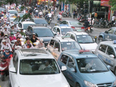Nên hạn chế taxi và ôtô để giảm ùn tắc