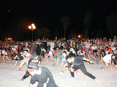 Biểu diễn hiphop để quyên tiền làm từ thiện Ảnh: D.C