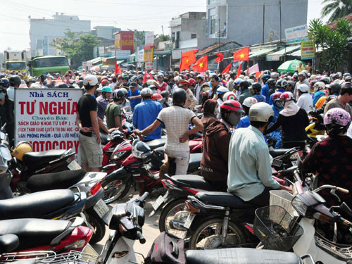 Dân xuống đường phản đối khai thác cát