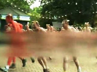 Cận cảnh 300 người khỏa thân chạy bộ gây quỹ