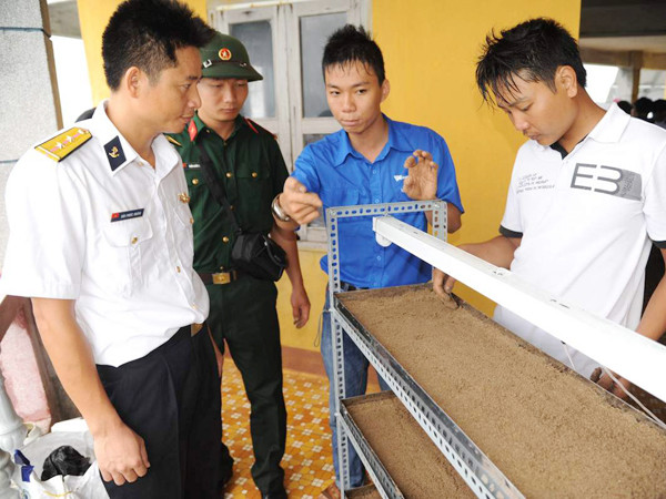 Sinh viên bàn giao hệ thống và công nghệ trồng rau cho chiến sĩ đảo Tốc Tan (Trường Sa) Ảnh: C.K