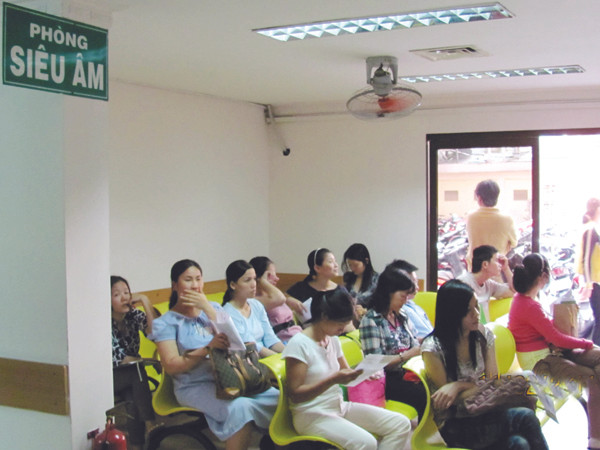 Sản phụ chờ đẻ mổ ngày 11-11. Ảnh: Lê Nguyễn