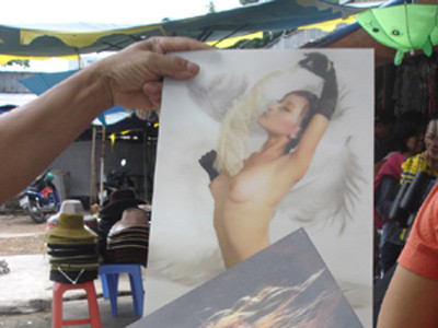 Bán tranh khỏa thân trong khu di tích văn hóa