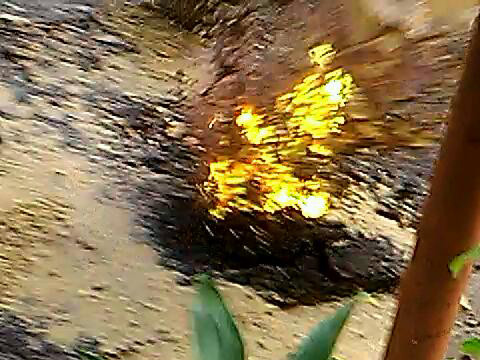 Mặt đường phát nổ, bốc cháy, nước sôi sùng sục