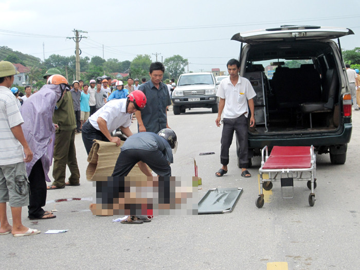 Xác hai nạn nhân xấu số được đưa khỏi hiện trường vụ tai nạn