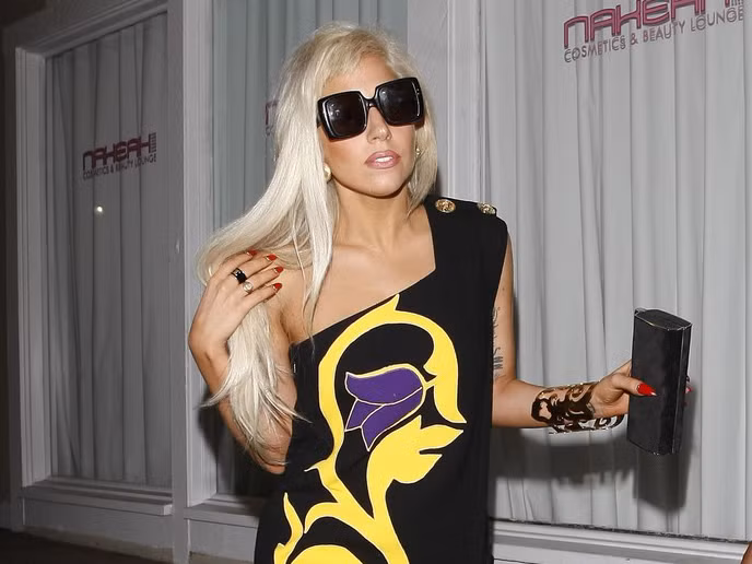Lady Gaga 'bất ngờ' ăn mặc nữ tính