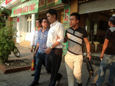 Clip: Dân vây kín xem cảnh sát bắt bác sĩ thẩm mỹ giết người