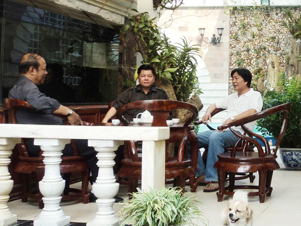 NSƯT Trọng Hữu (phải) đề nghị tham gia nuôi cá tra với ông Trí (giữa) sáng 28-3 Ảnh: Sáu Nghệ