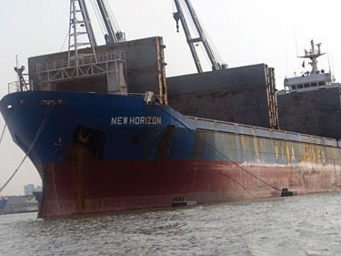 Bán 7 tàu 'hoang' ở nước ngoài để trả lương thủy thủ