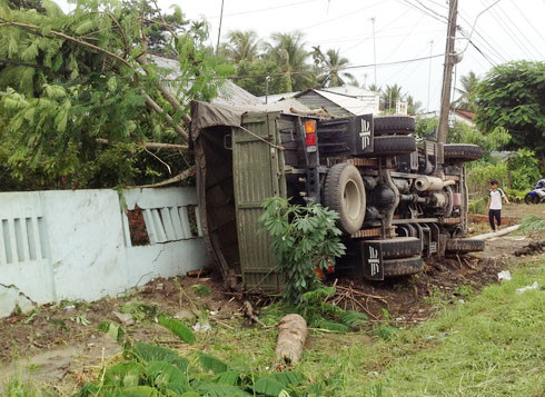 Ôtô lật, 20 quân nhân gặp nạn