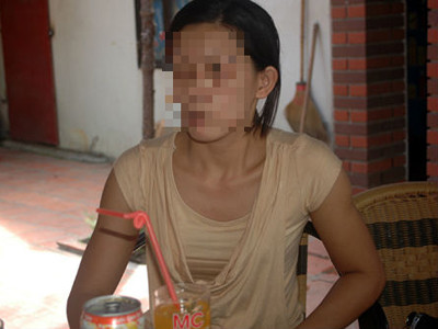 Đánh bạn gái, bắt quỳ ở quán karaoke