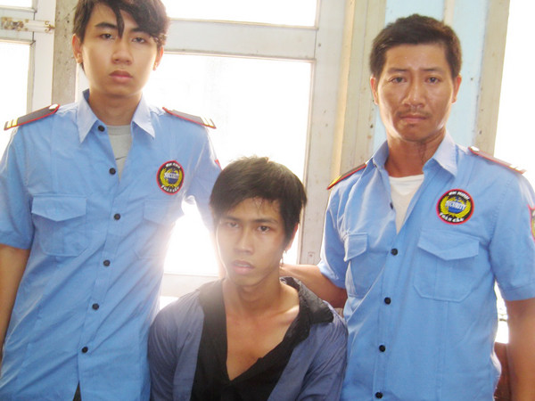 Vệ sĩ 'tung cước' hạ cướp giữa phố