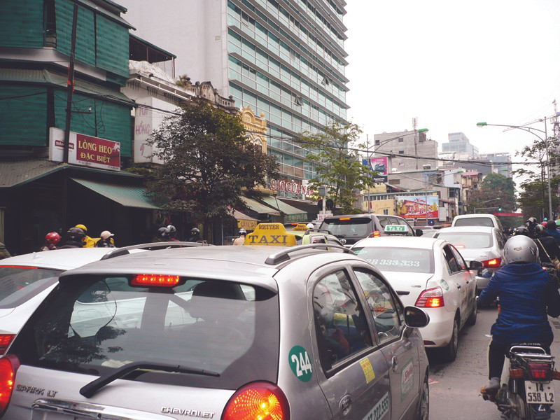 Phố Lê Duẩn đoạn trước tòa nhà chợ Cửa Nam thường xuyên xảy ra ùn tắc Ảnh: Trọng Đảng