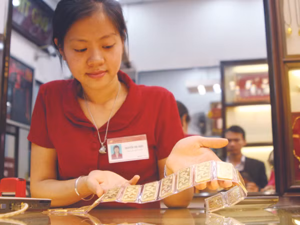 Giá vàng trong nước hôm qua giảm, dù giá thế giới tăng, do tác động từ chính sách mới của NHNN. Ảnh: Minh Đức