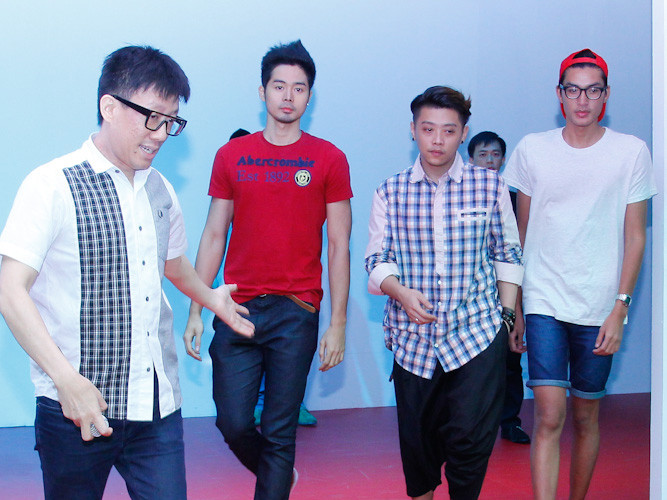 Giám khảo 'Người mẫu châu Á' hướng dẫn thí sinh VN