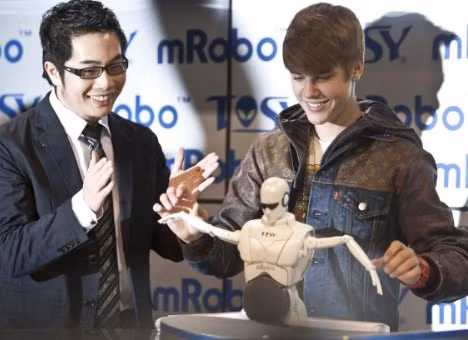 Justin Bieber chơi cùng robot Việt