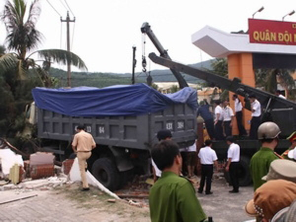 Xe tải húc đổ cổng doanh trại, bốn người thương vong