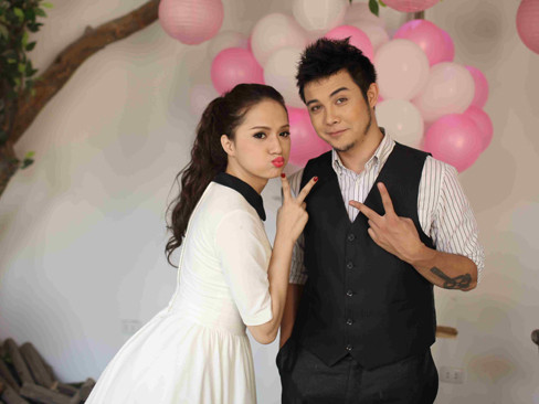 Hương Giang Idol âu yếm chàng ảo thuật gia gốc Việt