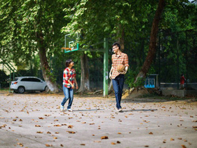 Chuyện tình 'đôi đũa lệch' gây tranh cãi