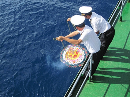 Thả hoa tưởng niệm các liệt sĩ Trường Sa