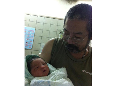 Đạo diễn Lê Hùng hạnh phúc vì có con ở tuổi 62