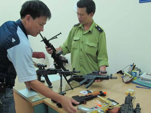 Bé trai hỏng mắt vì súng đồ chơi