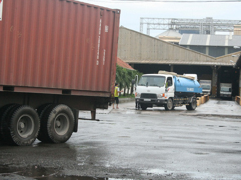 Xả thải trộm từ nhà máy phân bón