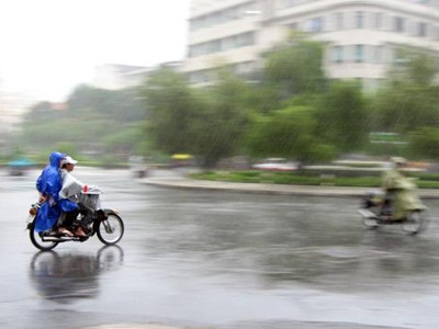 Do ảnh hưởng của không khí lạnh nén rãnh áp thấp, ở phía đông Bắc Bộ có mưa rào và dông rải rác.