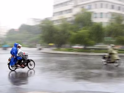 Do ảnh hưởng của không khí lạnh nén rãnh áp thấp, ở phía đông Bắc Bộ có mưa rào và dông rải rác.