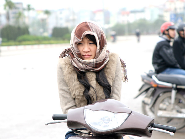 Ngồi co ro vì trời rét đậm