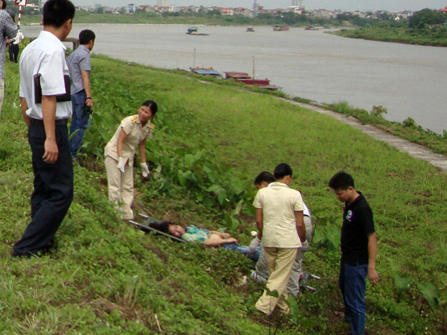 Phát hiện xác phụ nữ trên đê sông Đuống
