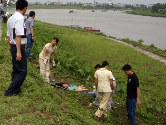 Phát hiện xác phụ nữ trên đê sông Đuống