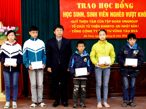 Trao học bổng học sinh sinh viên nghèo vượt khó ở Hà Nam