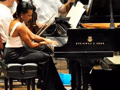 Cựu Ngoại trưởng Mỹ Condoleezza Rice chơi piano làm từ thiện