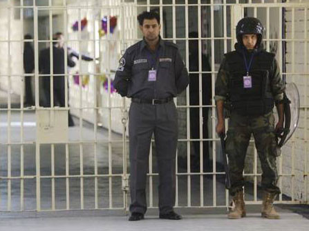 Hàng trăm tên khủng bố vượt ngục