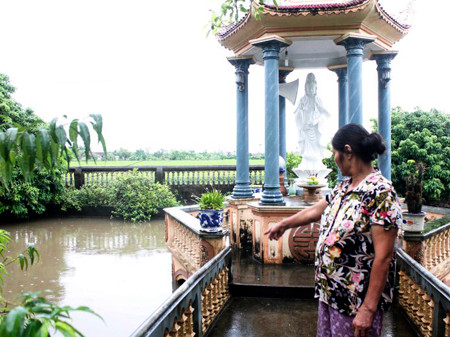 Bà Tám kể lại sự việc với phóng viên