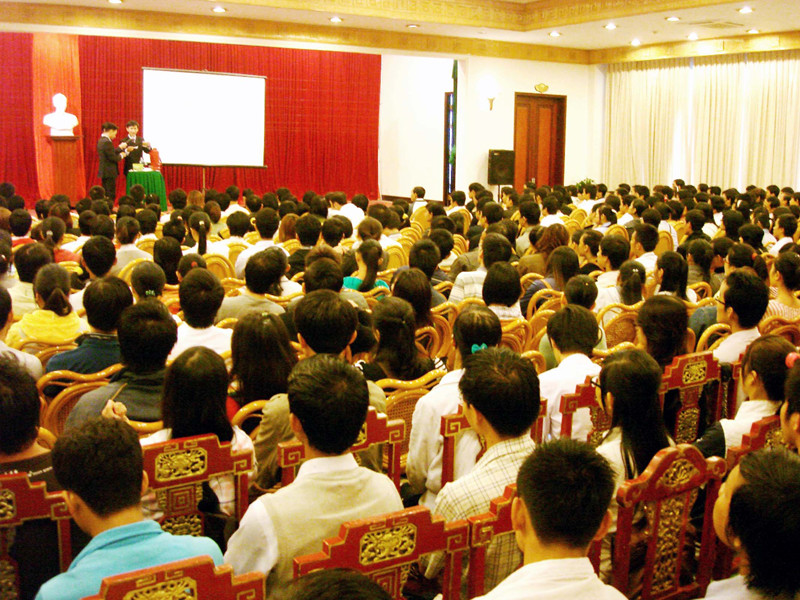 Muốn tham gia buổi thuyết trình phải chi 15-50 ngàn đồng, tùy sự kiện lớn hay nhỏ. Ảnh: Tiến Long