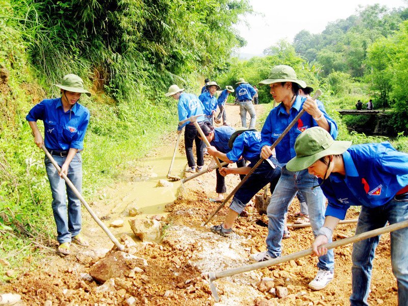 Thanh niên tình nguyện làm đường nông thôn. Ảnh: CTV