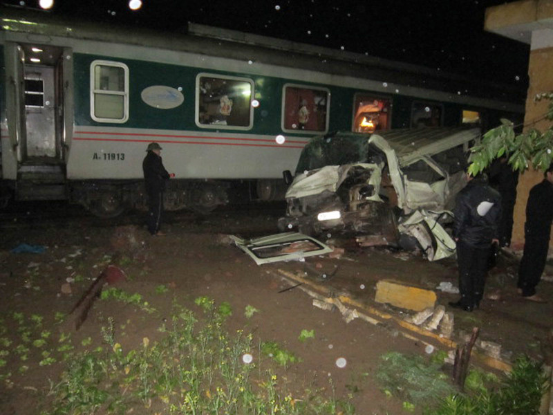 Tàu đâm ôtô ở Đông Anh hôm 3-2. Ảnh: Minh Tuấn