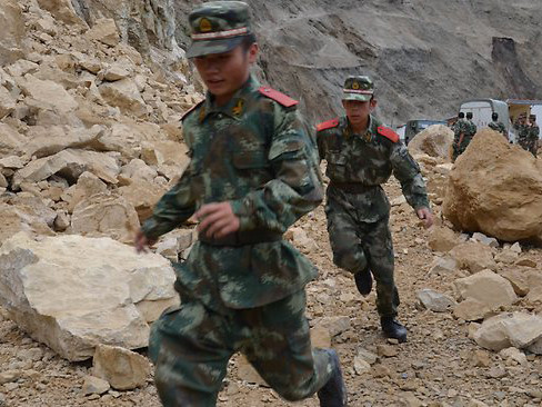 Đội cứu hộ khẩn trương tới khu vực xảy ra động đất