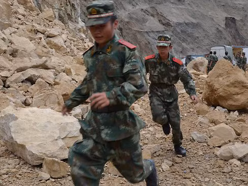 Đội cứu hộ khẩn trương tới khu vực xảy ra động đất