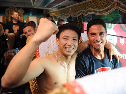 Arsenal làm clip riêng cho fan cuồng cởi trần chạy bộ