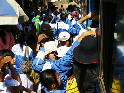 Lộn xộn trước bến xe liên tỉnh Đăk Lăk