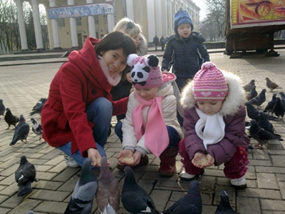 Cô du học sinh Nguyễn Thị Chúc rất yêu trẻ con và làm từ thiện. Ảnh: NVCC