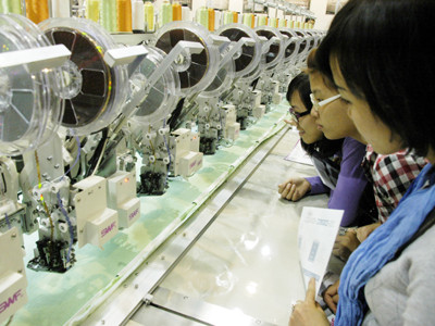 Tham quan dây chuyền dệt may tiên tiến